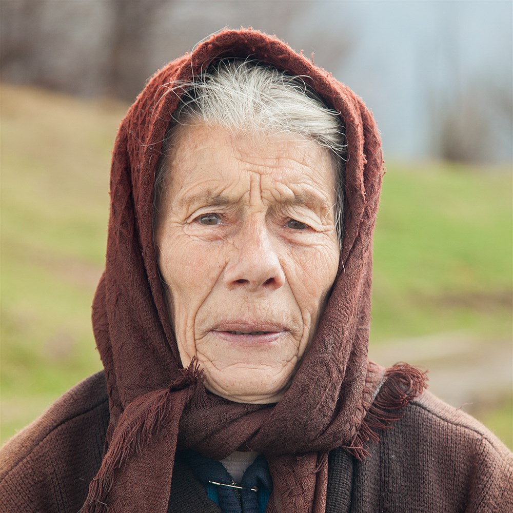 Stará žena v Mižhirji, photo